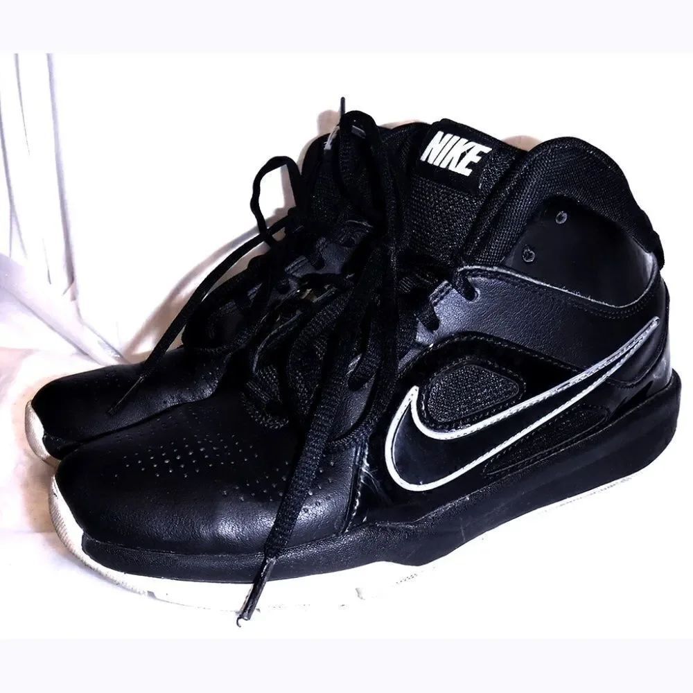Nike Team Hustle black/white basketball shoes